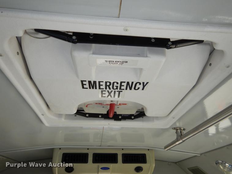 image for item DD0788 2005 Ford E450 Super Duty shuttle bus