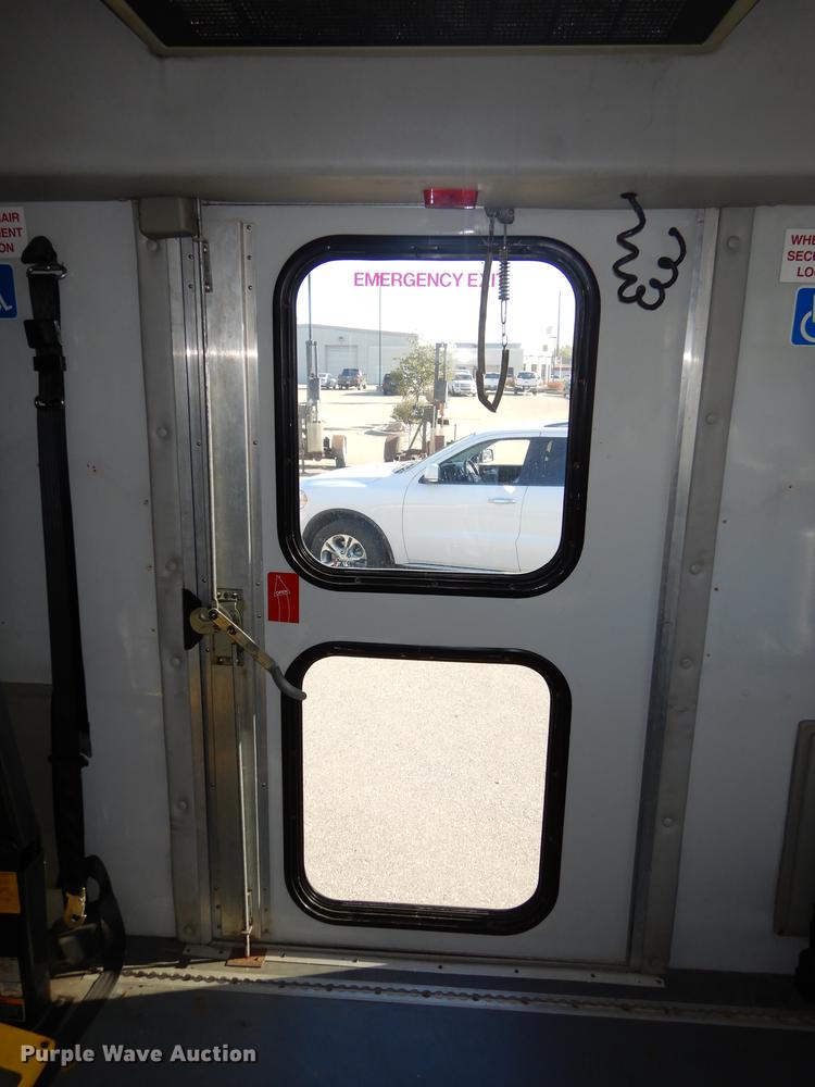 image for item DD0788 2005 Ford E450 Super Duty shuttle bus