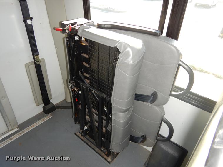 image for item DD0788 2005 Ford E450 Super Duty shuttle bus