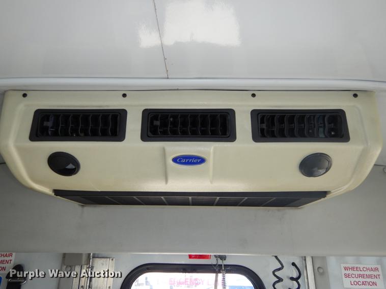 image for item DD0788 2005 Ford E450 Super Duty shuttle bus