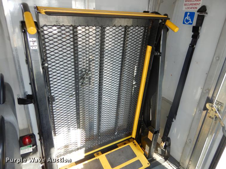 image for item DD0788 2005 Ford E450 Super Duty shuttle bus