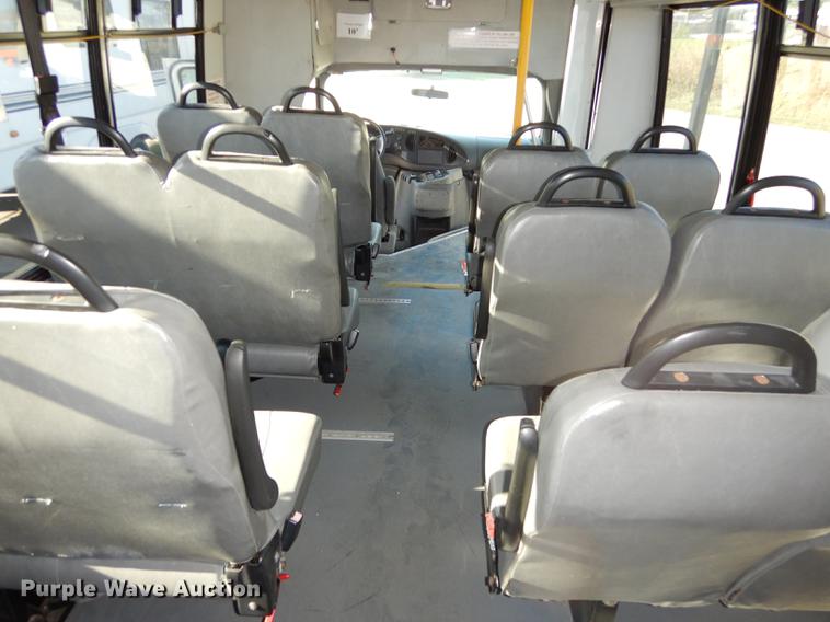 image for item DD0788 2005 Ford E450 Super Duty shuttle bus