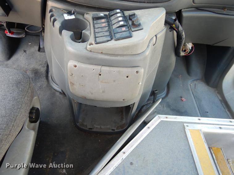 image for item DD0788 2005 Ford E450 Super Duty shuttle bus