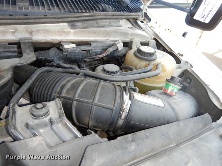 image for item DD0788 2005 Ford E450 Super Duty shuttle bus