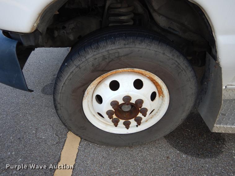 image for item DD0788 2005 Ford E450 Super Duty shuttle bus