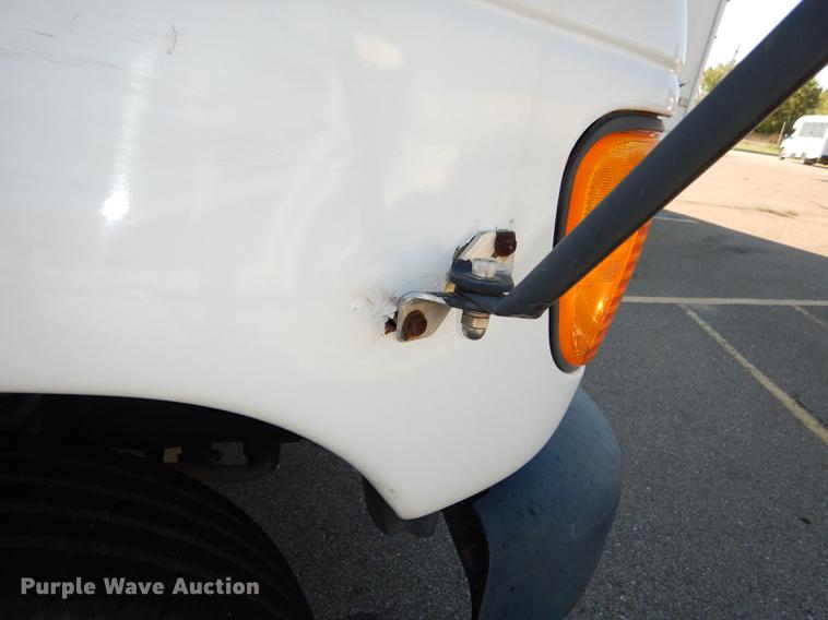 image for item DD0788 2005 Ford E450 Super Duty shuttle bus