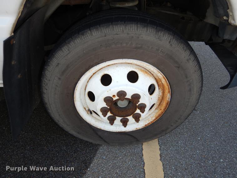 image for item DD0788 2005 Ford E450 Super Duty shuttle bus