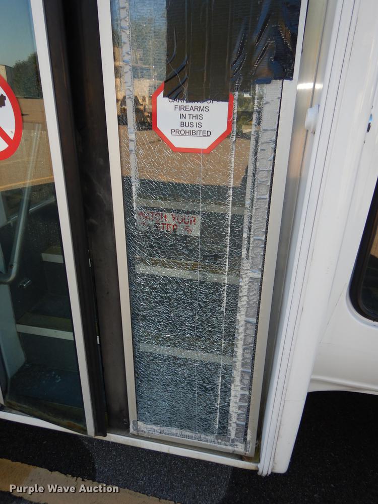 image for item DD0788 2005 Ford E450 Super Duty shuttle bus