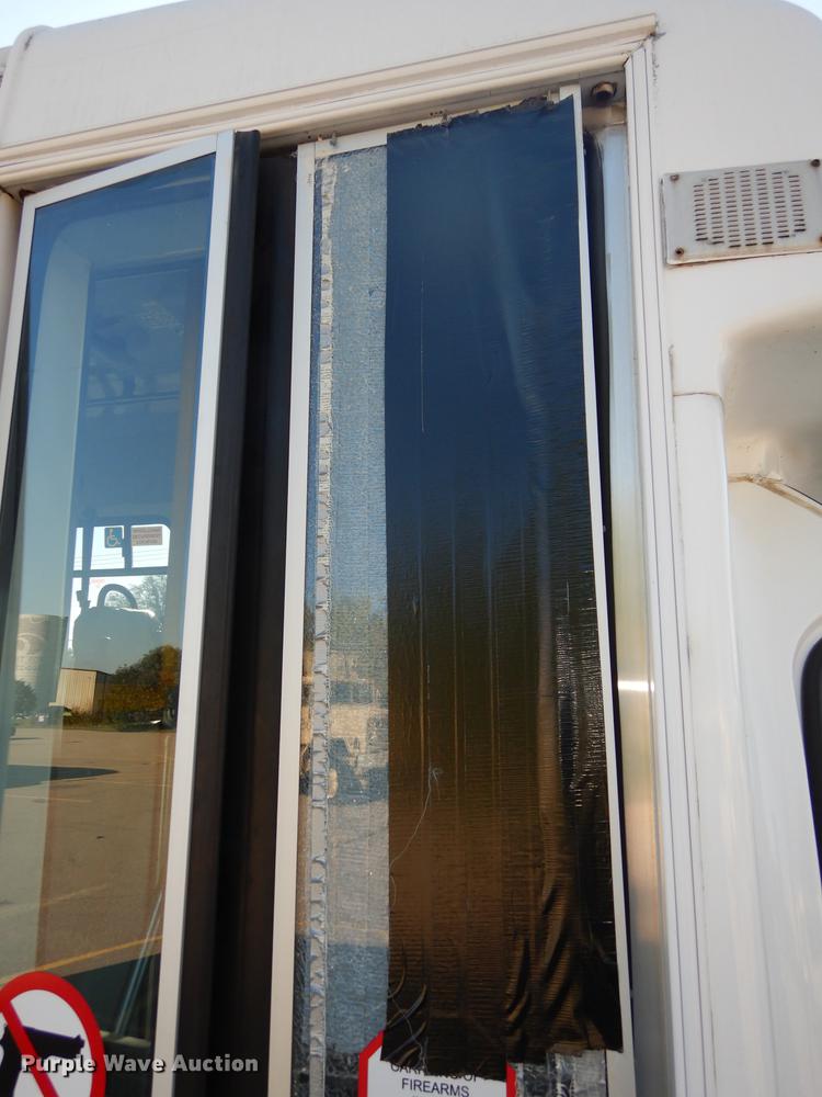 image for item DD0788 2005 Ford E450 Super Duty shuttle bus