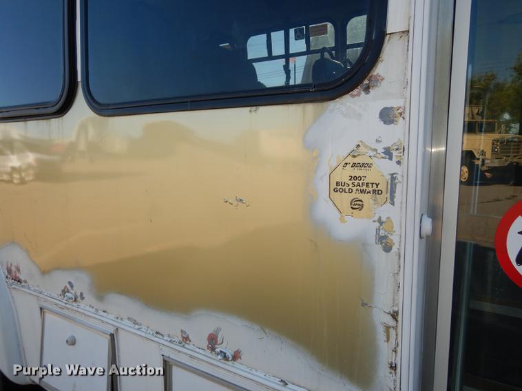 image for item DD0788 2005 Ford E450 Super Duty shuttle bus