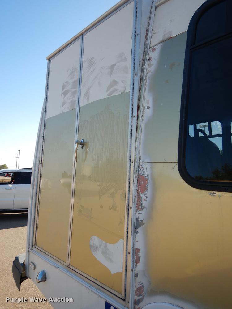 image for item DD0788 2005 Ford E450 Super Duty shuttle bus