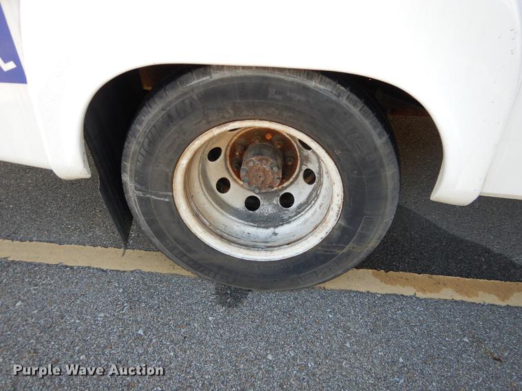 image for item DD0788 2005 Ford E450 Super Duty shuttle bus