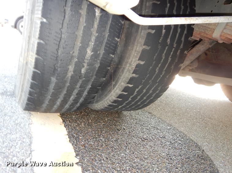 image for item DD0788 2005 Ford E450 Super Duty shuttle bus