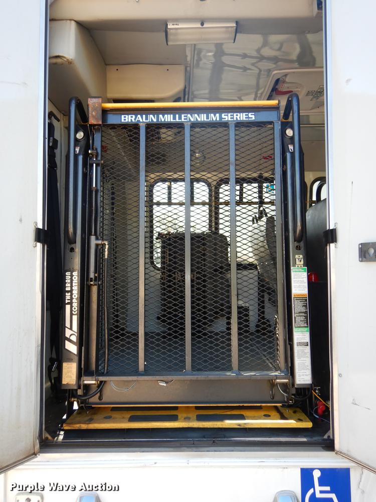 image for item DD0788 2005 Ford E450 Super Duty shuttle bus