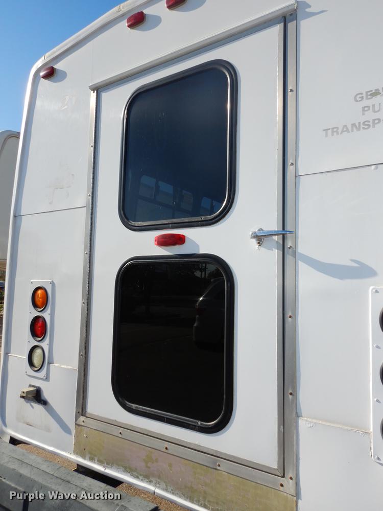image for item DD0788 2005 Ford E450 Super Duty shuttle bus