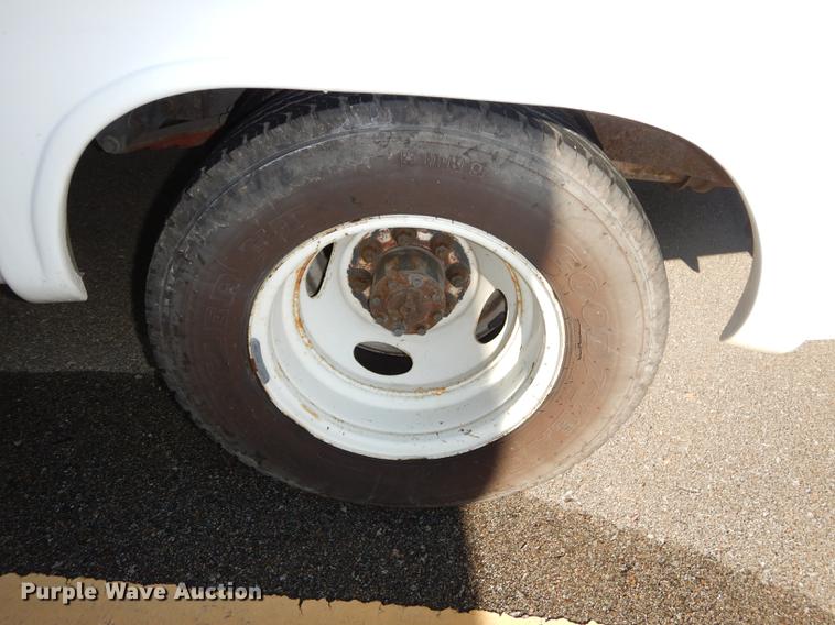 image for item DD0788 2005 Ford E450 Super Duty shuttle bus