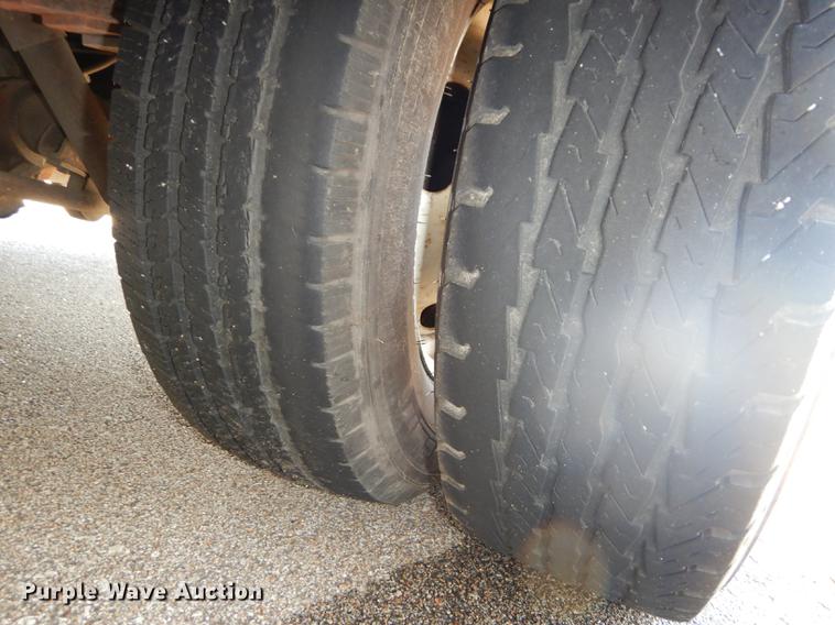 image for item DD0788 2005 Ford E450 Super Duty shuttle bus