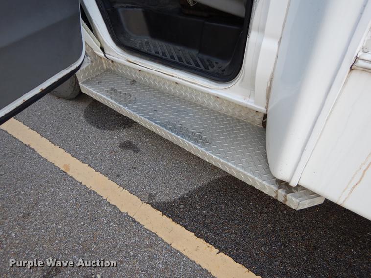 image for item DD0788 2005 Ford E450 Super Duty shuttle bus