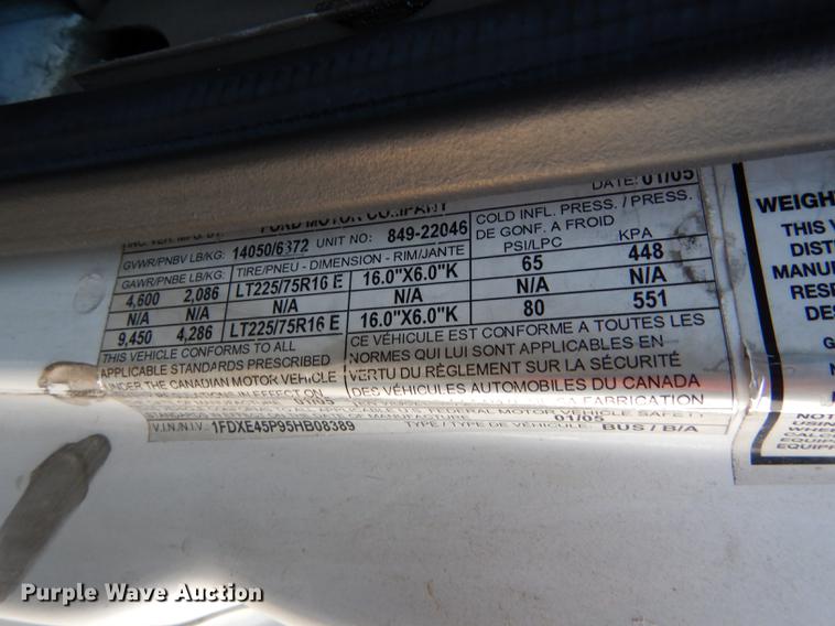 image for item DD0788 2005 Ford E450 Super Duty shuttle bus
