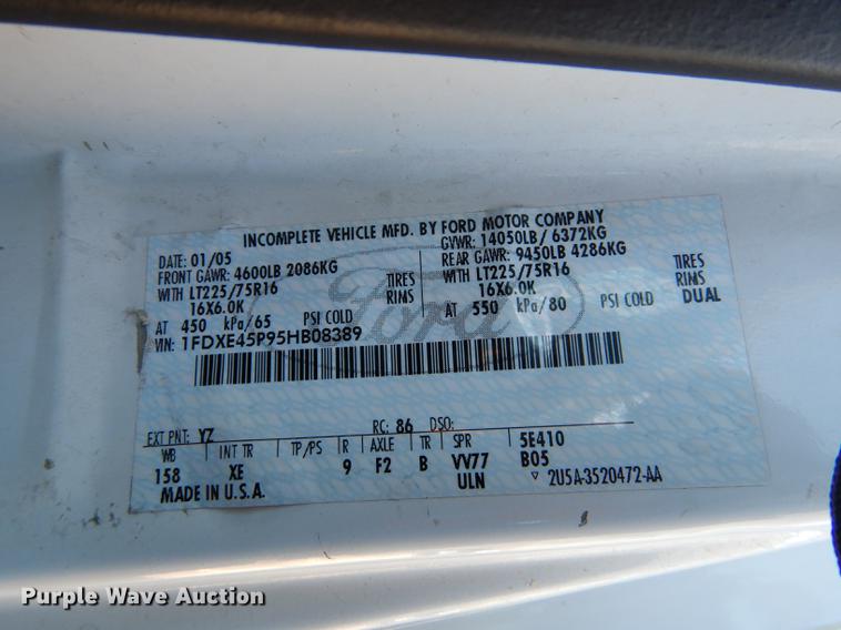 image for item DD0788 2005 Ford E450 Super Duty shuttle bus