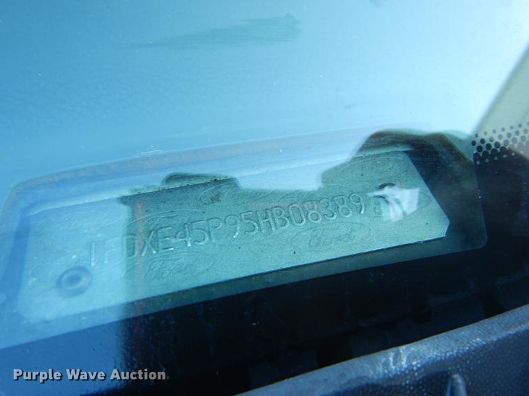 image for item DD0788 2005 Ford E450 Super Duty shuttle bus