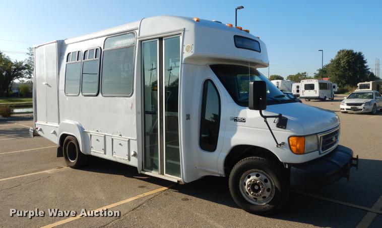 image for item DD0792 2005 Ford E450 Super Duty shuttle bus