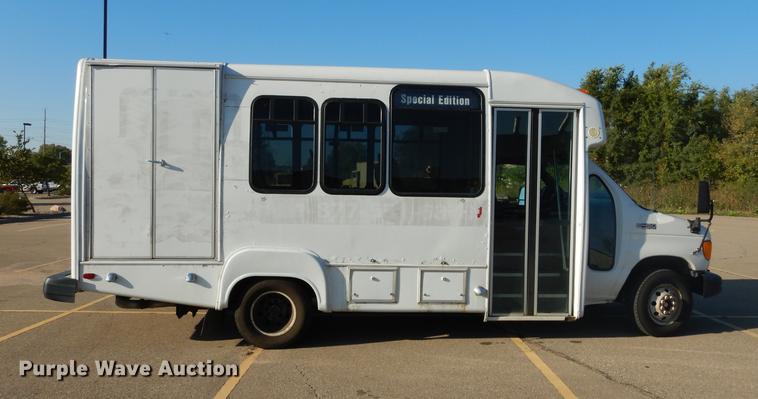 image for item DD0792 2005 Ford E450 Super Duty shuttle bus