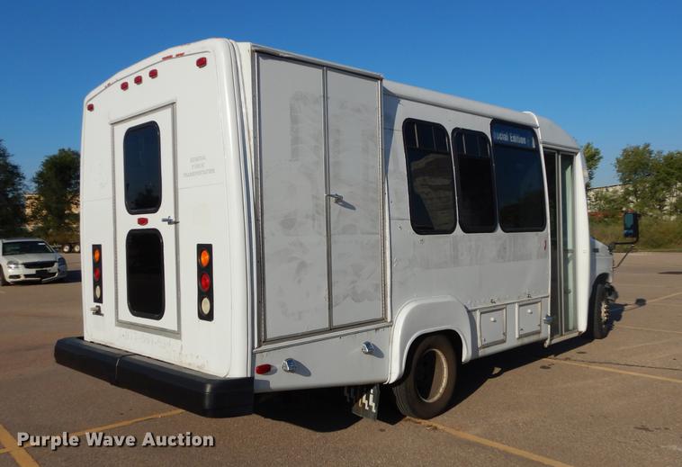 image for item DD0792 2005 Ford E450 Super Duty shuttle bus