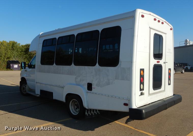 image for item DD0792 2005 Ford E450 Super Duty shuttle bus