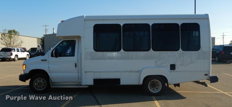 image for item DD0792 2005 Ford E450 Super Duty shuttle bus