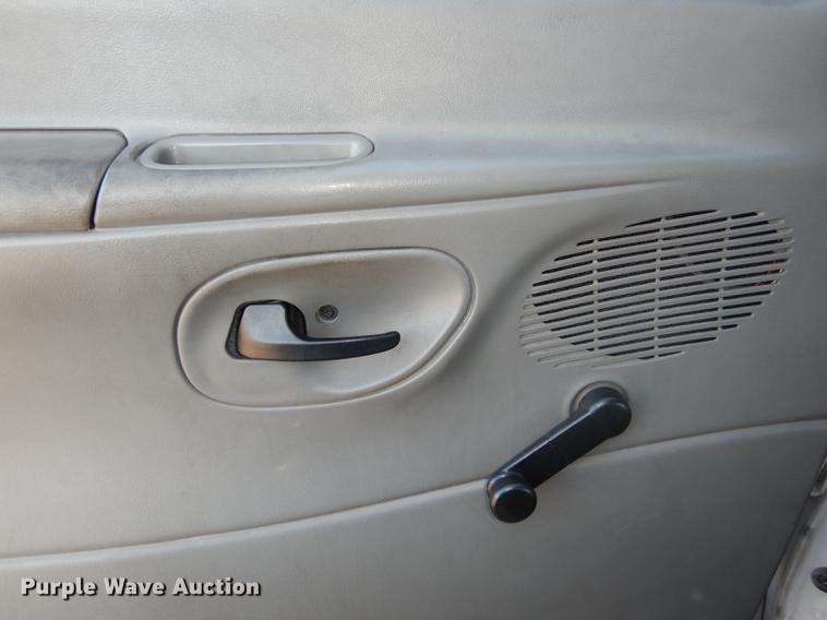 image for item DD0792 2005 Ford E450 Super Duty shuttle bus