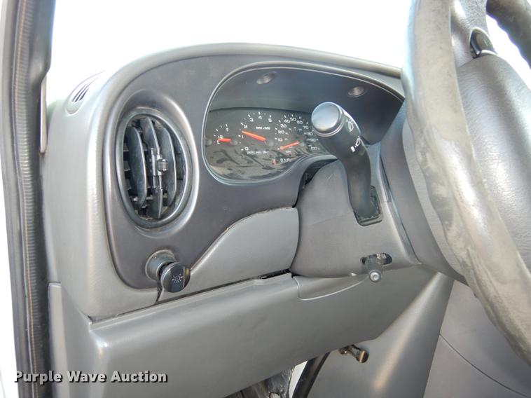 image for item DD0792 2005 Ford E450 Super Duty shuttle bus