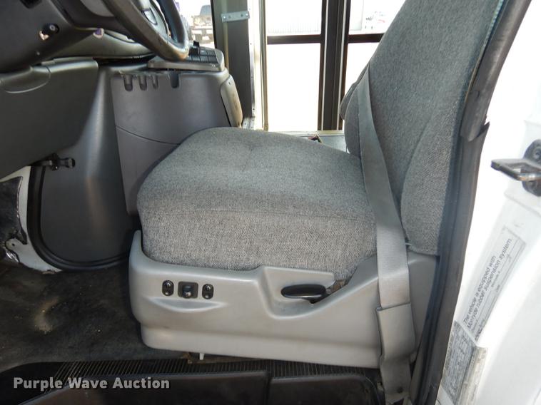 image for item DD0792 2005 Ford E450 Super Duty shuttle bus