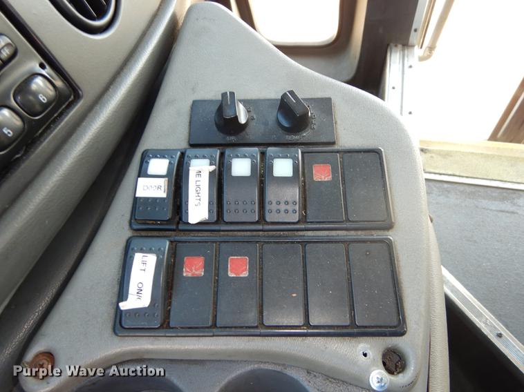 image for item DD0792 2005 Ford E450 Super Duty shuttle bus