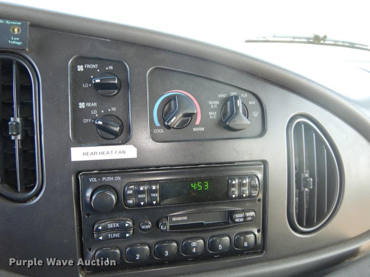 image for item DD0792 2005 Ford E450 Super Duty shuttle bus