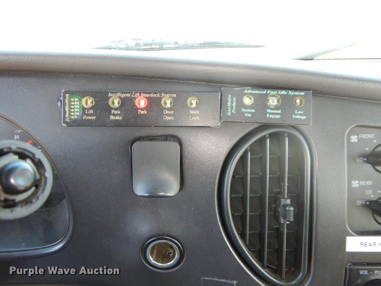 image for item DD0792 2005 Ford E450 Super Duty shuttle bus