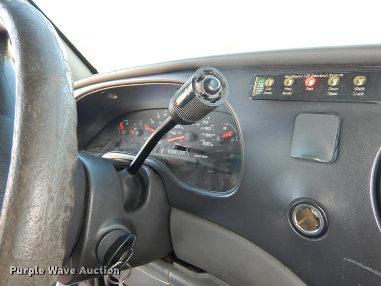 image for item DD0792 2005 Ford E450 Super Duty shuttle bus