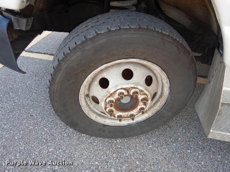 image for item DD0792 2005 Ford E450 Super Duty shuttle bus