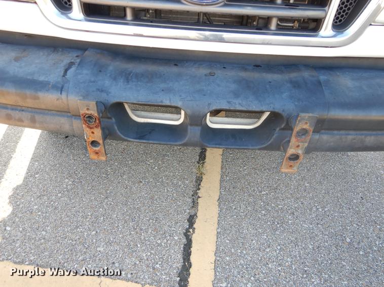 image for item DD0792 2005 Ford E450 Super Duty shuttle bus