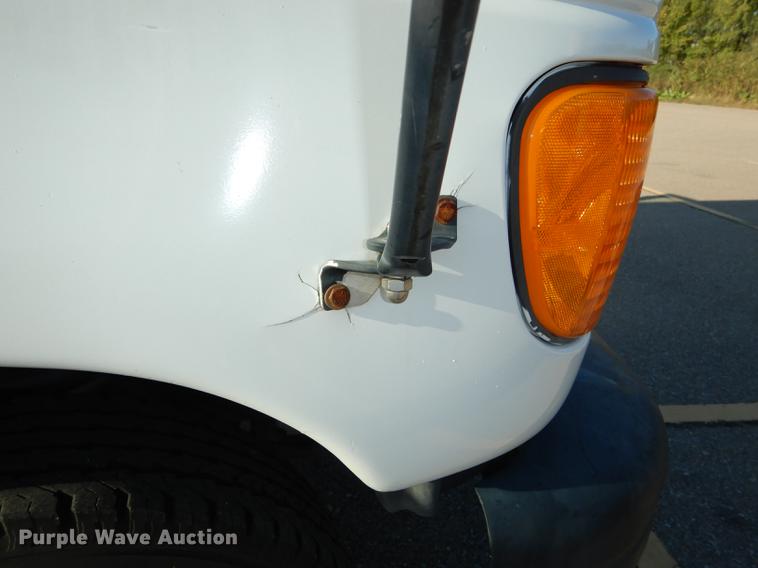 image for item DD0792 2005 Ford E450 Super Duty shuttle bus