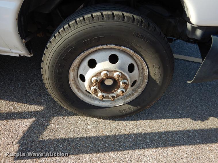 image for item DD0792 2005 Ford E450 Super Duty shuttle bus