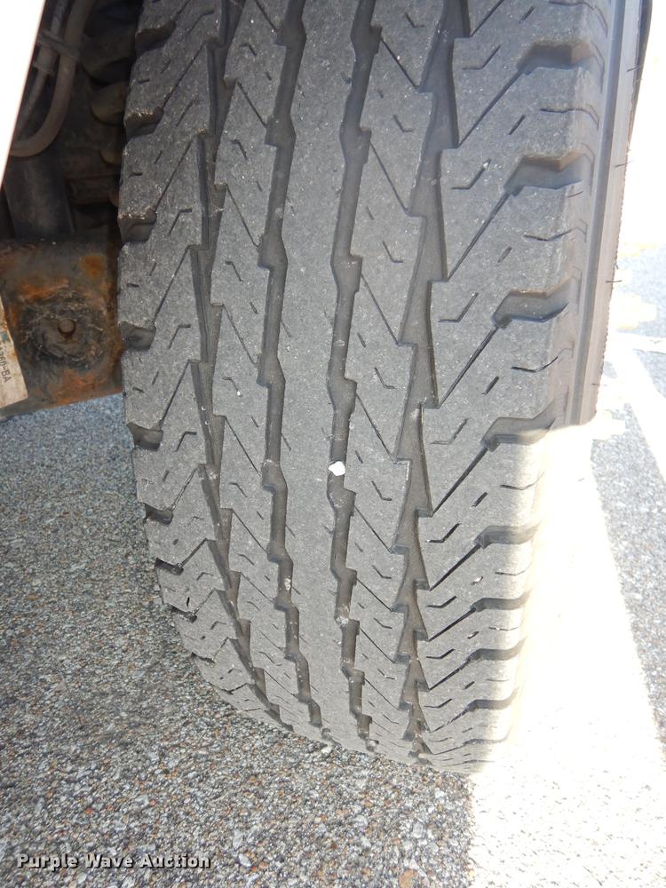 image for item DD0792 2005 Ford E450 Super Duty shuttle bus