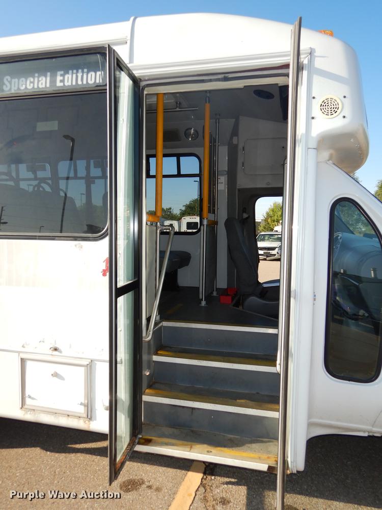 image for item DD0792 2005 Ford E450 Super Duty shuttle bus