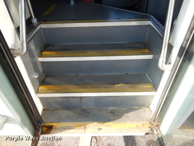 image for item DD0792 2005 Ford E450 Super Duty shuttle bus