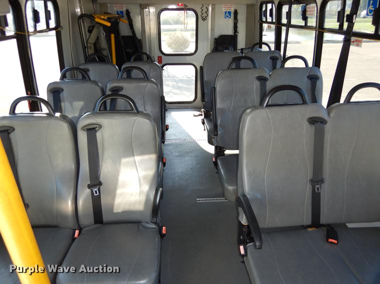 image for item DD0792 2005 Ford E450 Super Duty shuttle bus