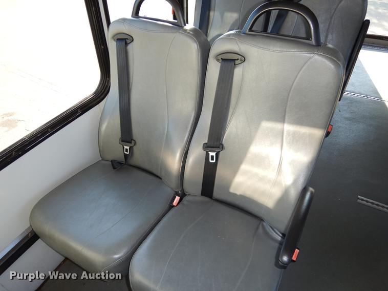 image for item DD0792 2005 Ford E450 Super Duty shuttle bus