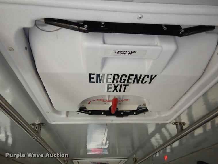 image for item DD0792 2005 Ford E450 Super Duty shuttle bus