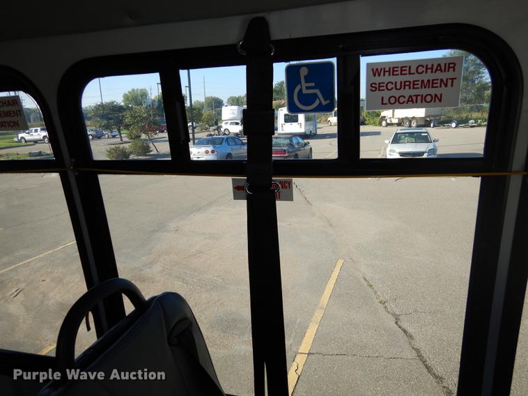 image for item DD0792 2005 Ford E450 Super Duty shuttle bus