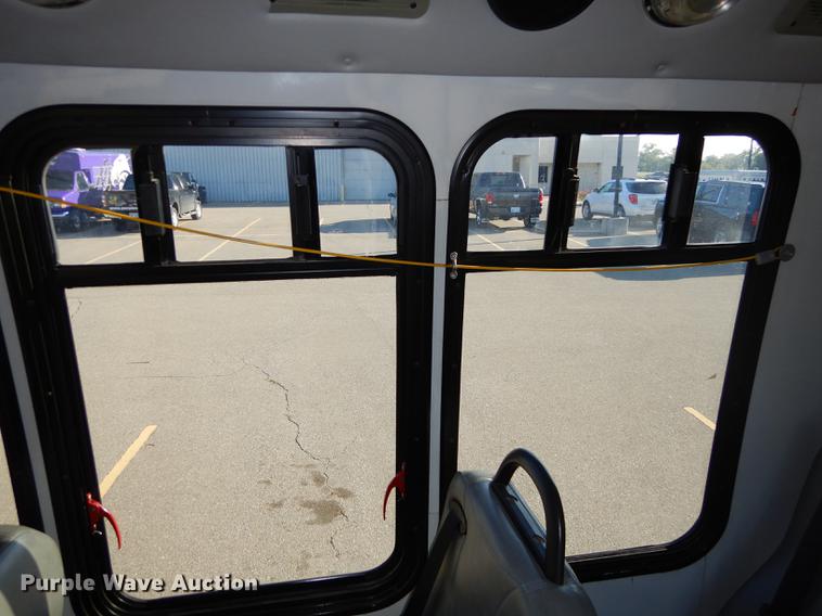 image for item DD0792 2005 Ford E450 Super Duty shuttle bus