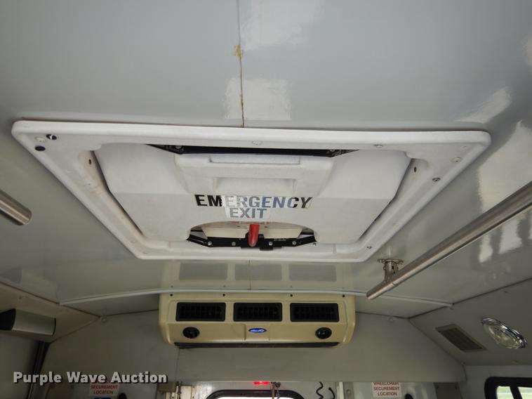 image for item DD0792 2005 Ford E450 Super Duty shuttle bus